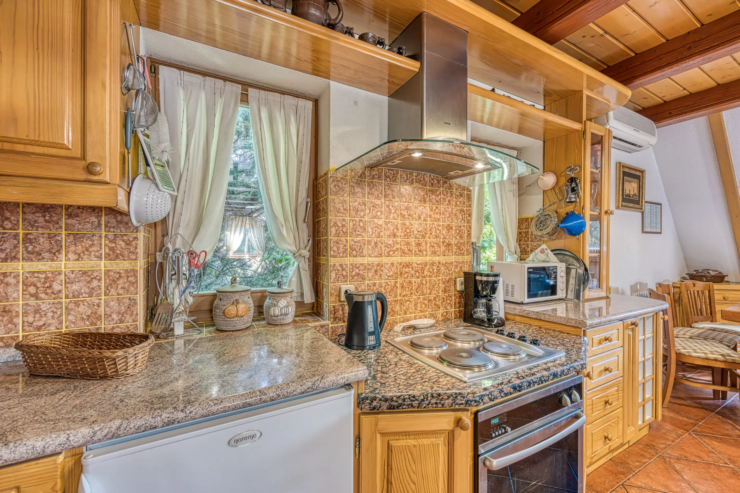 House Gorgeus Challet 6